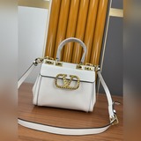 Valentino Garavani Rockstud Alcove из зернистой телячьей кожи.