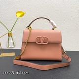 Подиумная модель с кожаной застежкой Valentino Garavani VSLING | Valentino | Руч