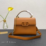 Подиумная модель с кожаной застежкой Valentino Garavani VSLING | Valentino | Руч