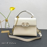 Подиумная модель с кожаной застежкой Valentino Garavani VSLING | Valentino | Руч