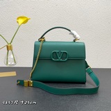 Подиумная модель с кожаной застежкой Valentino Garavani VSLING | Valentino | Руч