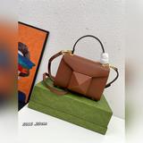 Valentino ONE DTUD мини-сумка из кожи ягненка с крупными заклепками на передней 