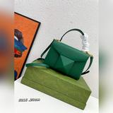 Valentino ONE DTUD мини-сумка из кожи ягненка с крупными заклепками на передней 