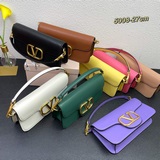 Новая сумка Valentino* Garavani #Loco вдохновит вас на создание новогоднего обра