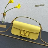 Новая сумка Valentino* Garavani #Loco вдохновит вас на создание новогоднего обра