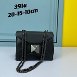 Новая сумка Valent**o Garavani ONE STUD из кожи с цепочкой, с украшением на пере
