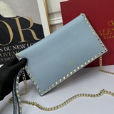 Большая сумка Valentino Garavani Rockstud из импортной кожи.