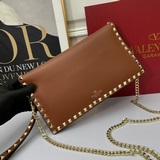 Большая сумка Valentino Garavani Rockstud из импортной кожи.