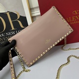 Большая сумка Valentino Garavani Rockstud из импортной кожи.
