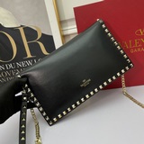 Большая сумка Valentino Garavani Rockstud из импортной кожи.