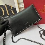 Большая сумка Valentino Garavani Rockstud из импортной кожи.