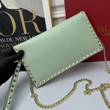Большая сумка Valentino Garavani Rockstud из импортной кожи.