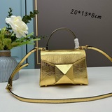 Мини-сумка ONE STUD из кожи ягненка с крупной застежкой-заклепкой на передней ст