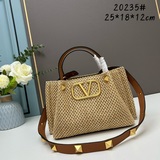 Весенняя и летняя коллекция сумок Valentino. Сумки изготовлены из натуральной ра