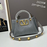 Весенняя и летняя коллекция сумок Valentino. Сумки изготовлены из натуральной ра
