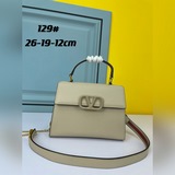 Новая сумка Valentino VSling 2023 сочетает в себе лаконичный и элегантный объемн