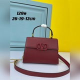 Новая сумка Valentino VSling 2023 сочетает в себе лаконичный и элегантный объемн