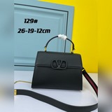 Новая сумка Valentino VSling 2023 сочетает в себе лаконичный и элегантный объемн