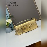 Большая сумка VALENTINO MINI LOCò — со съемной ручкой и съемной цепочкой.
