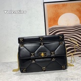 Большой размер. Valentino Garavani Roman Stud, средний размер с крупными заклепк