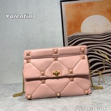 Большой размер. Valentino Garavani Roman Stud, средний размер с крупными заклепк