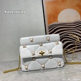 Маленький Valentino Garavani Roman Stud с крупными заклепками.