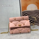 Маленький Valentino Garavani Roman Stud с крупными заклепками.