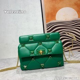 Маленький Valentino Garavani Roman Stud с крупными заклепками.