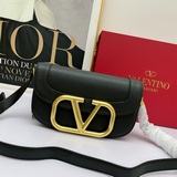 Большой размер Valentino 2023, модель из коллекции ранней весны Valentino Garava