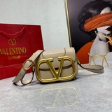 Маленькая сумка Valentino с акцентом на ручной работе.