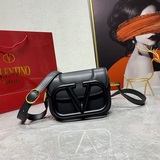 Маленькая сумка Valentino с акцентом на ручной работе.