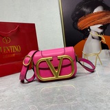 Маленькая сумка Valentino с акцентом на ручной работе.