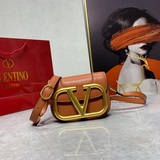 Маленькая сумка Valentino с акцентом на ручной работе.