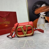 Маленькая сумка Valentino с акцентом на ручной работе.