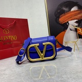 Маленькая сумка Valentino с акцентом на ручной работе.