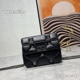 Маленькая сумка Valentino Новая сумка Roman Stud в черном цвете из кожи того же 