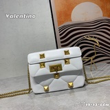 Маленькая сумка Valentino Новая сумка Roman Stud в черном цвете из кожи того же 