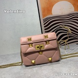 Маленькая сумка Valentino Новая сумка Roman Stud в черном цвете из кожи того же 
