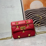 Маленькая сумка Valentino Новая сумка Roman Stud в черном цвете из кожи того же 