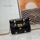 Маленькая сумка Valentino Новая сумка Roman Stud в черном цвете из кожи того же 