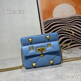 Маленькая сумка Valentino Новая сумка Roman Stud в черном цвете из кожи того же 