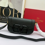Большой размер Valentino 2023, модель из коллекции ранней весны Valentino Garava