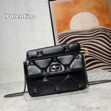 Средний размер Популярная модель Valentino Garavani Roman Stud, маленький размер