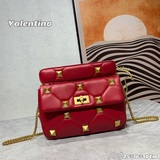 Средний размер Популярная модель Valentino Garavani Roman Stud, маленький размер