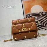 Средний размер Популярная модель Valentino Garavani Roman Stud, маленький размер