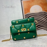 Средний размер Популярная модель Valentino Garavani Roman Stud, маленький размер