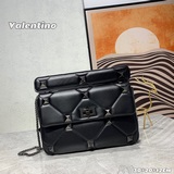 Большой размер. Популярная модель Valentino Garavani Roman Stud в большом размер