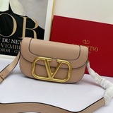 Большой размер Valentino 2023, модель из коллекции ранней весны Valentino Garava
