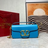 Большая сумка Valentino из коллекции ранней весны 2023 года — обновленная класси