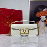 Большая сумка Valentino из коллекции ранней весны 2023 года — обновленная класси